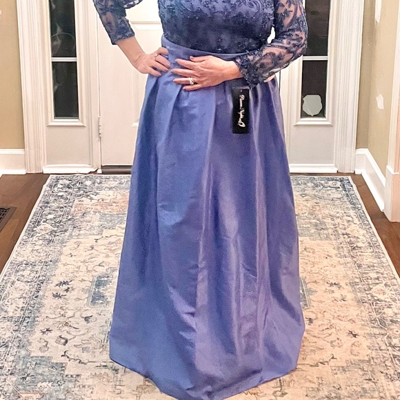 Elegant Blue Lace Evening Gown - Picture 10 of 11